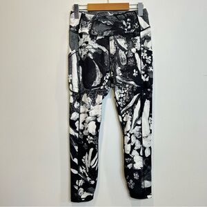 Claire Desjardins Pattern Pocket Leggings Black White
